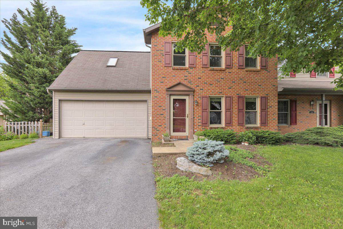 33 PEBBLE CREEK DR, Lititz, PA 17543