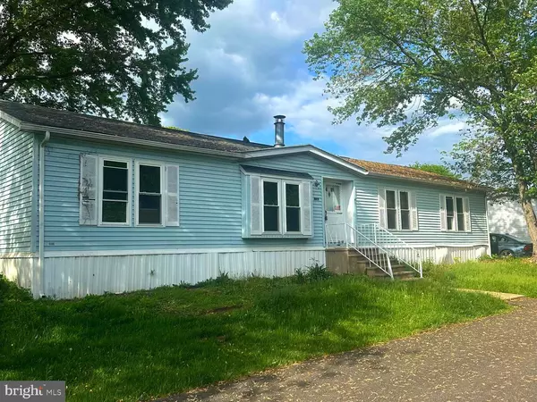 921 LAKEVIEW DR, Green Lane, PA 18054