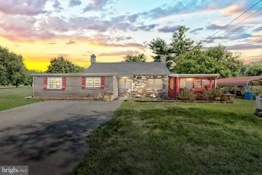 6090 OLD HANOVER RD, Spring Grove, PA 17362
