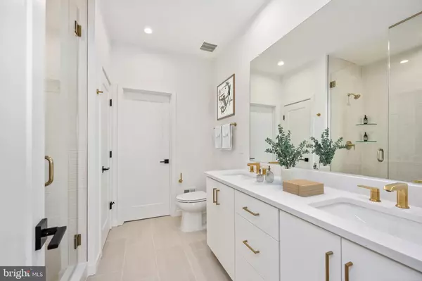 Chantilly, VA 20151,14417 GLEN MANOR DR