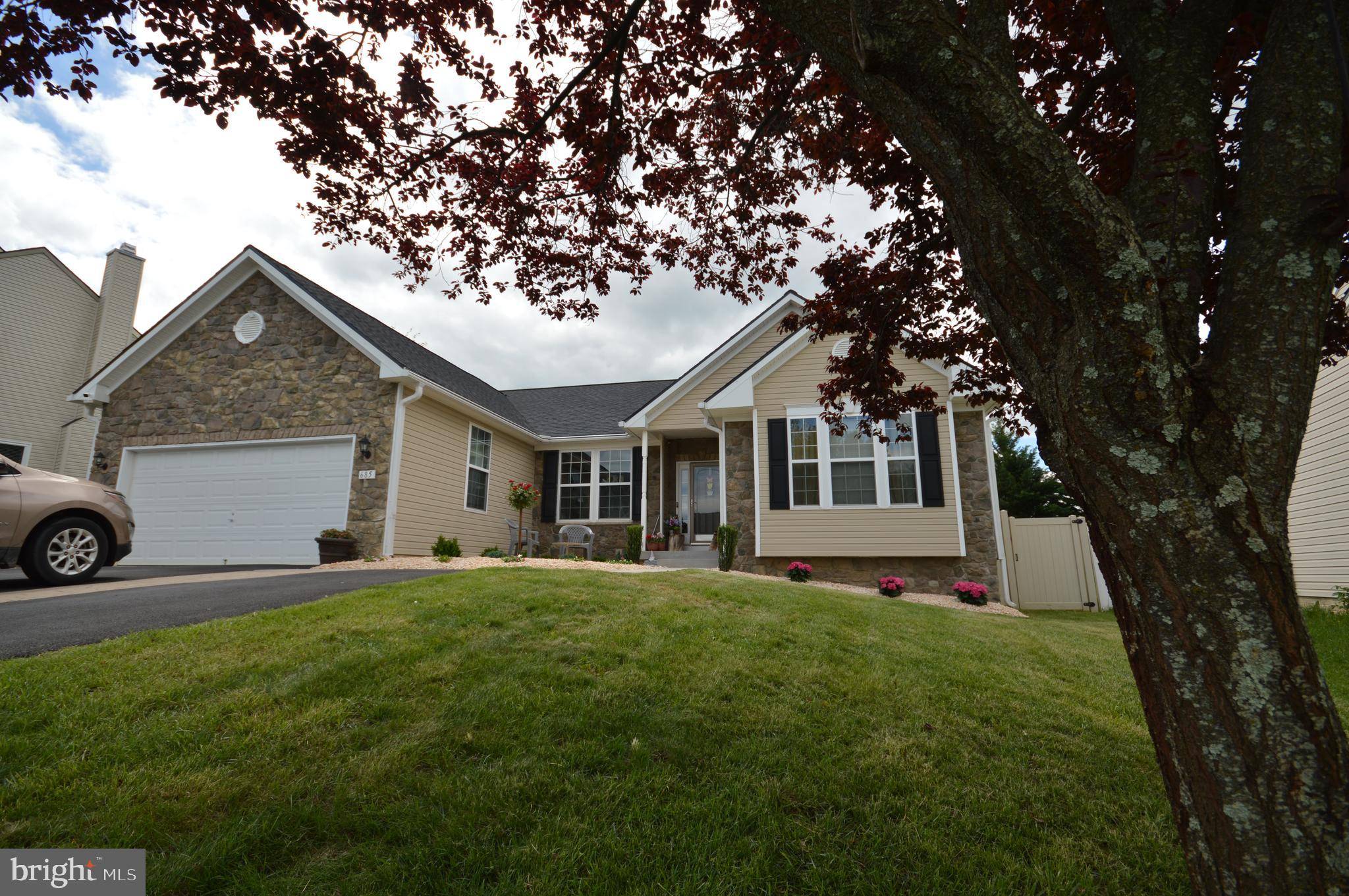 685 BENTLEY DR, Inwood, WV 25428