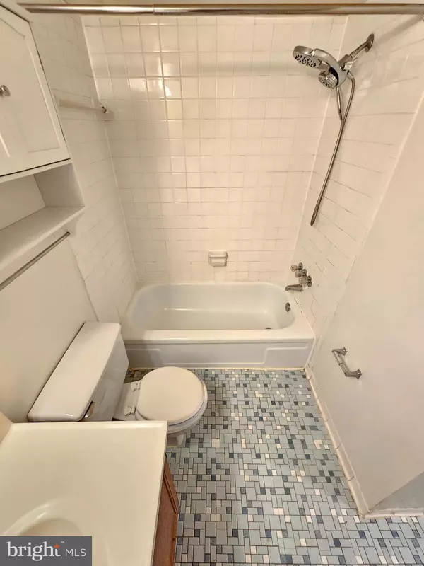 Gaithersburg, MD 20878,876 QUINCE ORCHARD BLVD #102