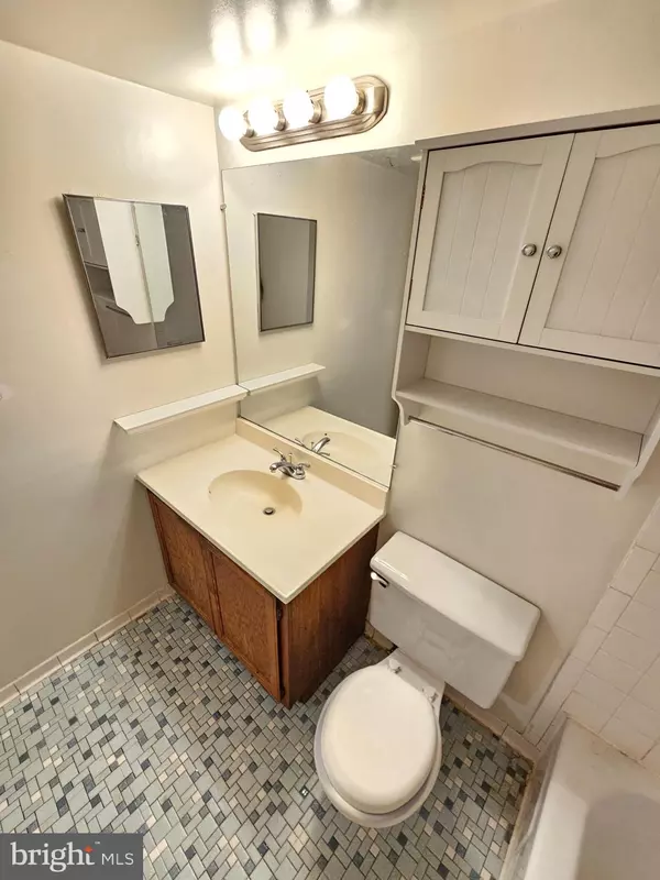Gaithersburg, MD 20878,876 QUINCE ORCHARD BLVD #102