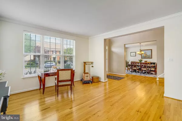 Alexandria, VA 22315,6758 EDGE CLIFF DR