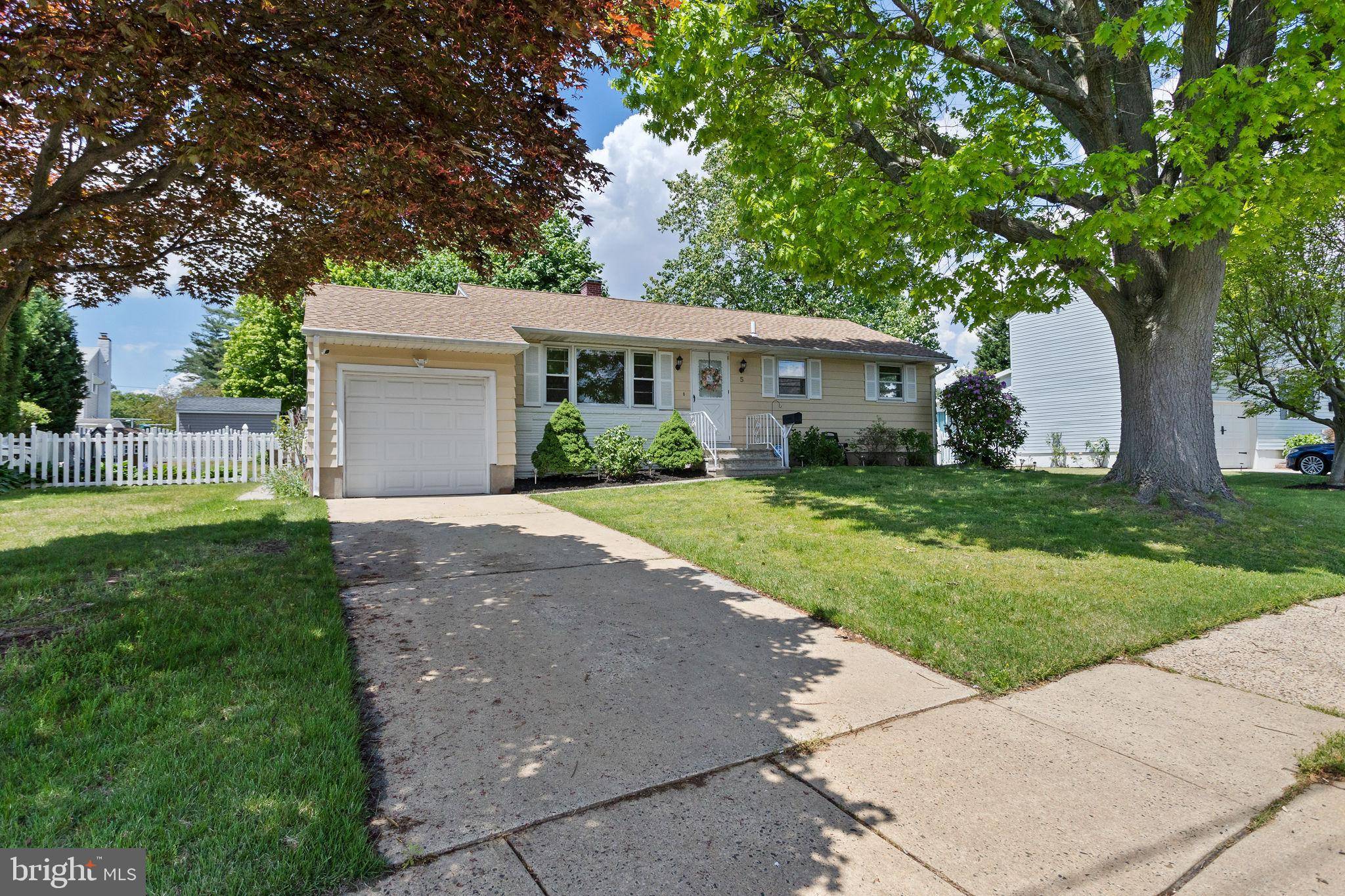 Hamilton, NJ 08610,5 ROSLYN RD