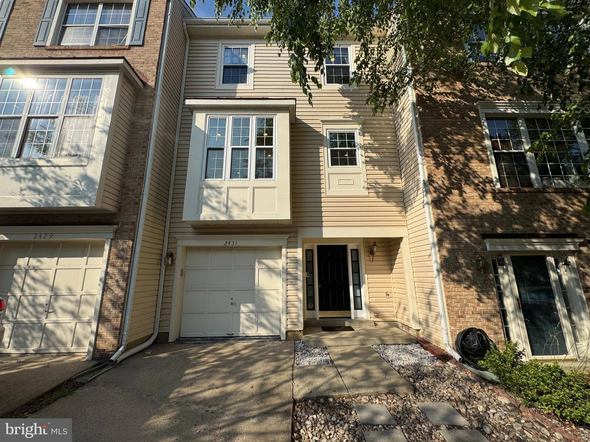 2431 CLOVER FIELD CIR, Herndon, VA 20171