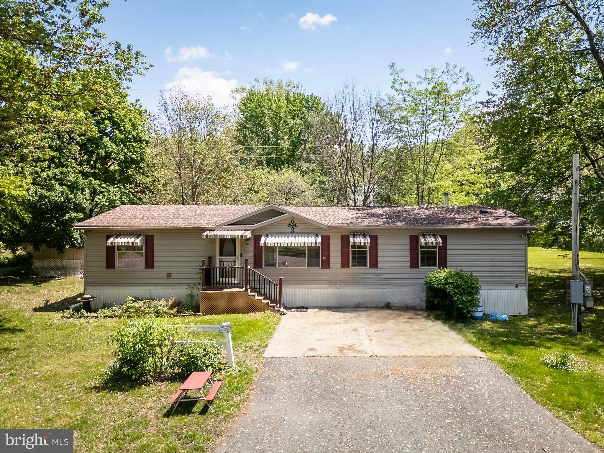 21 PHEASANT LN, Bechtelsville, PA 19505