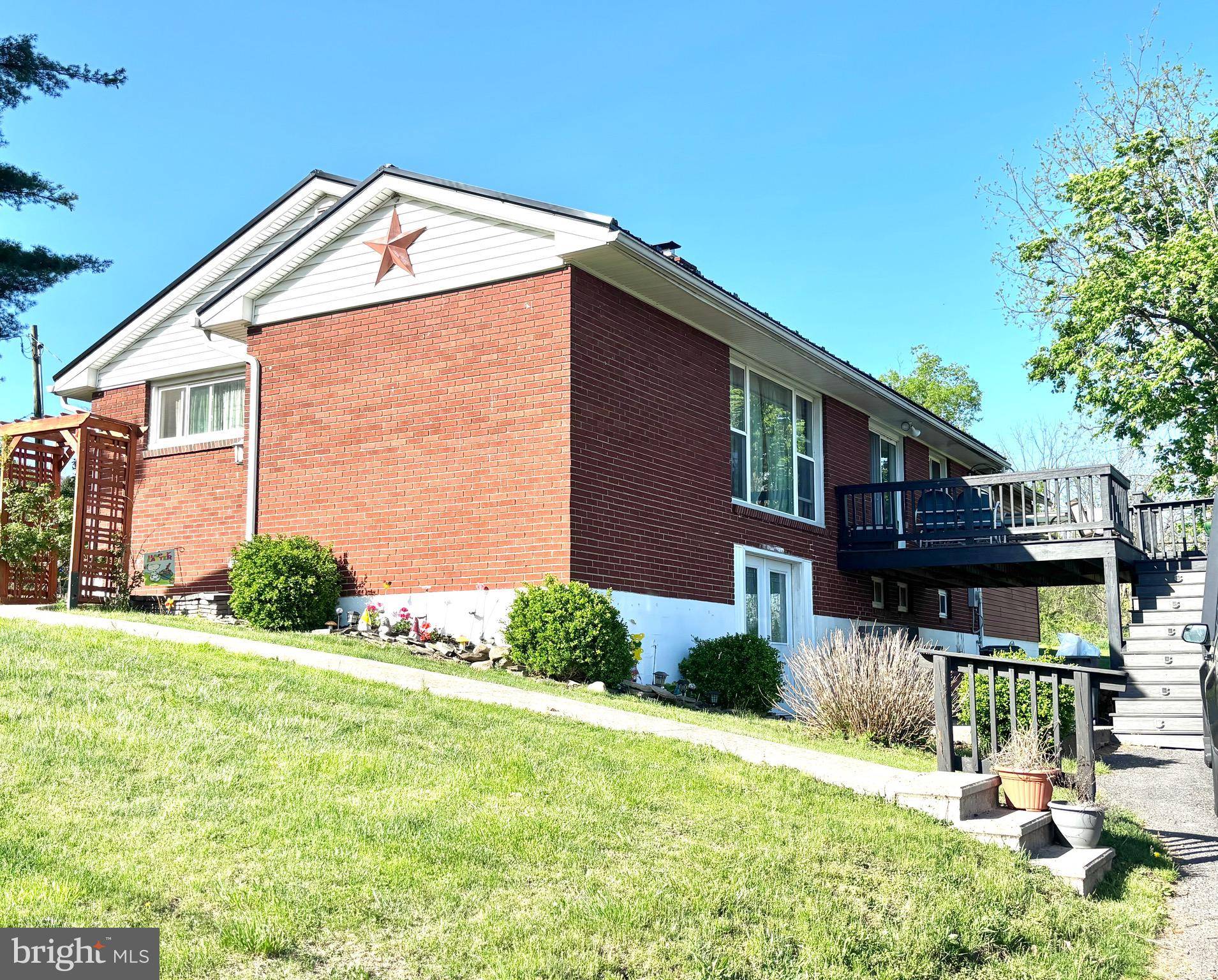 807 N PINE ST, Burnham, PA 17009
