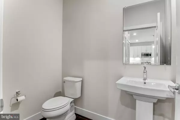 Mclean, VA 22102,1761 OLD MEADOW RD #209