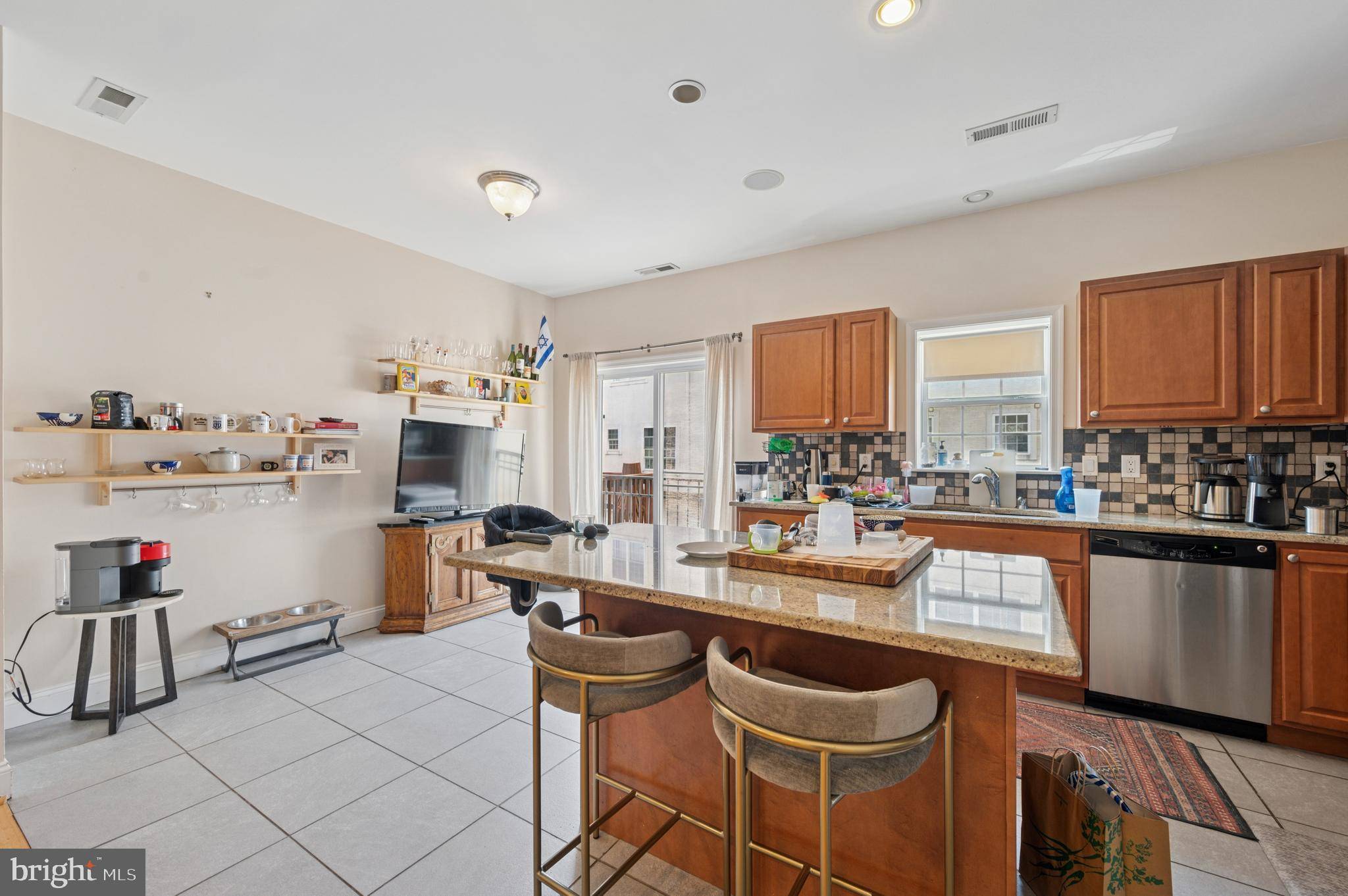 Philadelphia, PA 19147,922 HALL ST