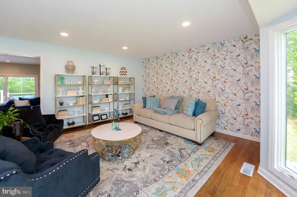 Moorestown, NJ 08057,1037 RIVERTON RD