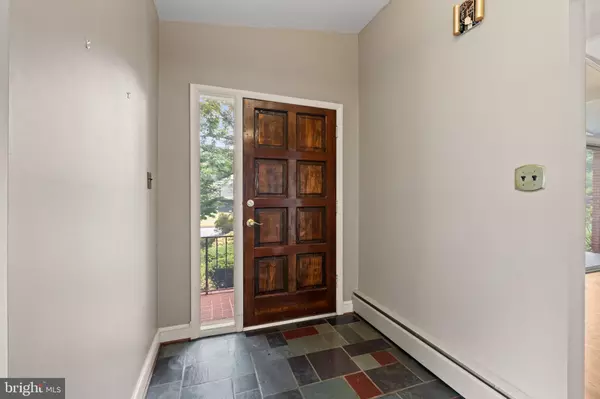 Mclean, VA 22101,6802 NESBITT PL