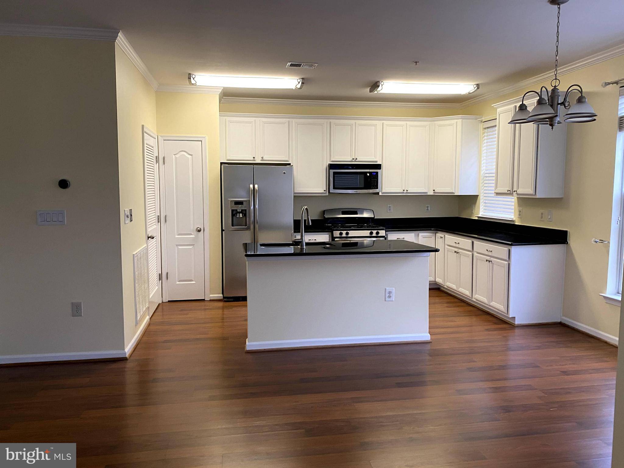 Alexandria, VA 22304,5074 DONOVAN DR #102