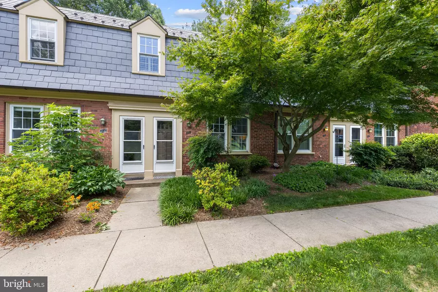 1021 S BARTON ST #121, Arlington, VA 22204