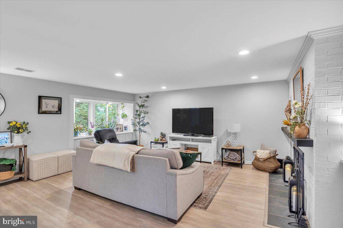 Moorestown, NJ 08057,18 S CLOSE