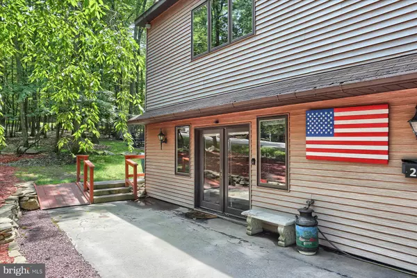 208 OWEGO DR, Hazleton, PA 18202