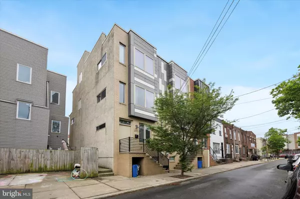 2002 TITAN ST, Philadelphia, PA 19146