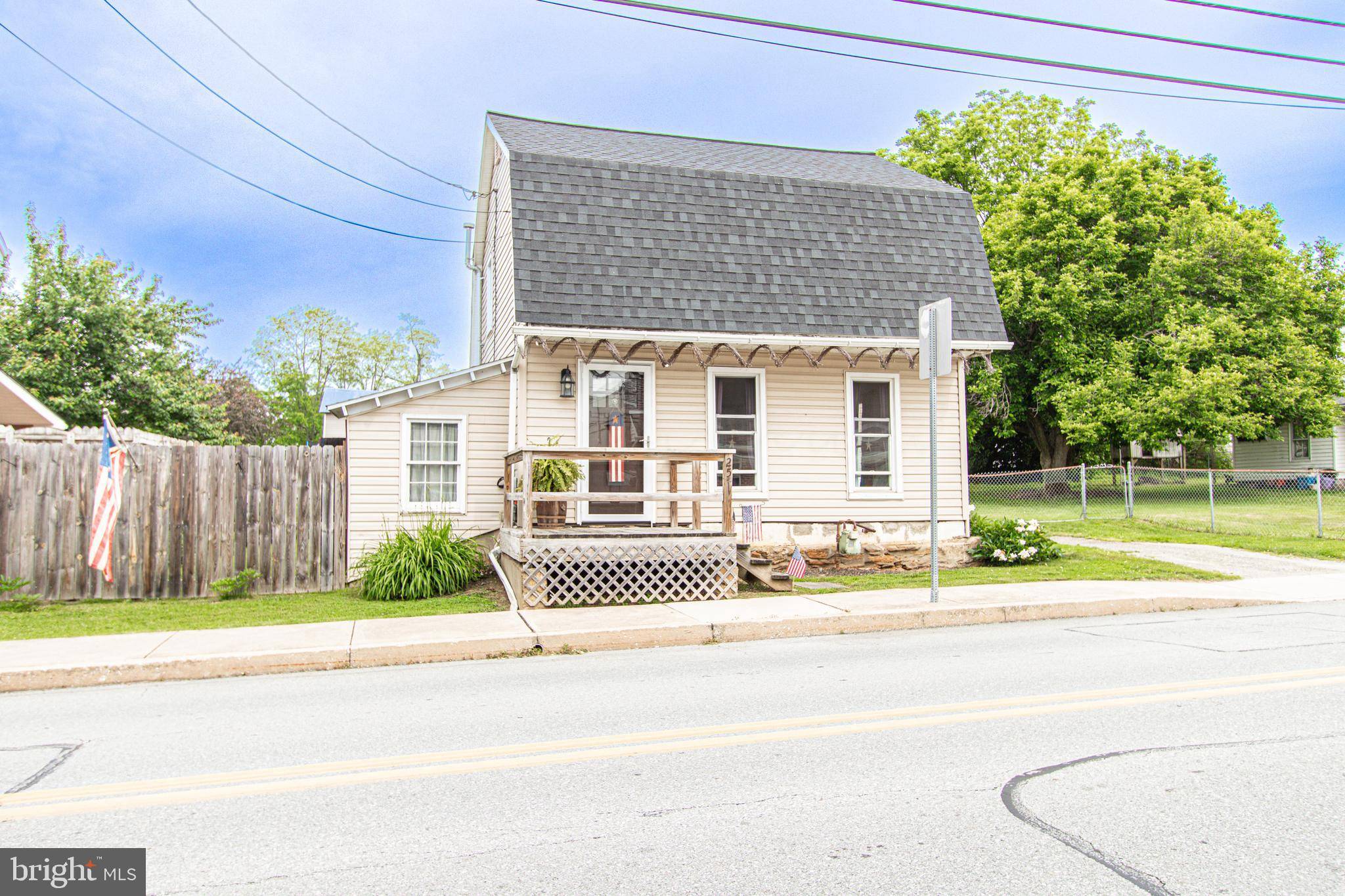 25 W MAPLE ST, Wrightsville, PA 17368