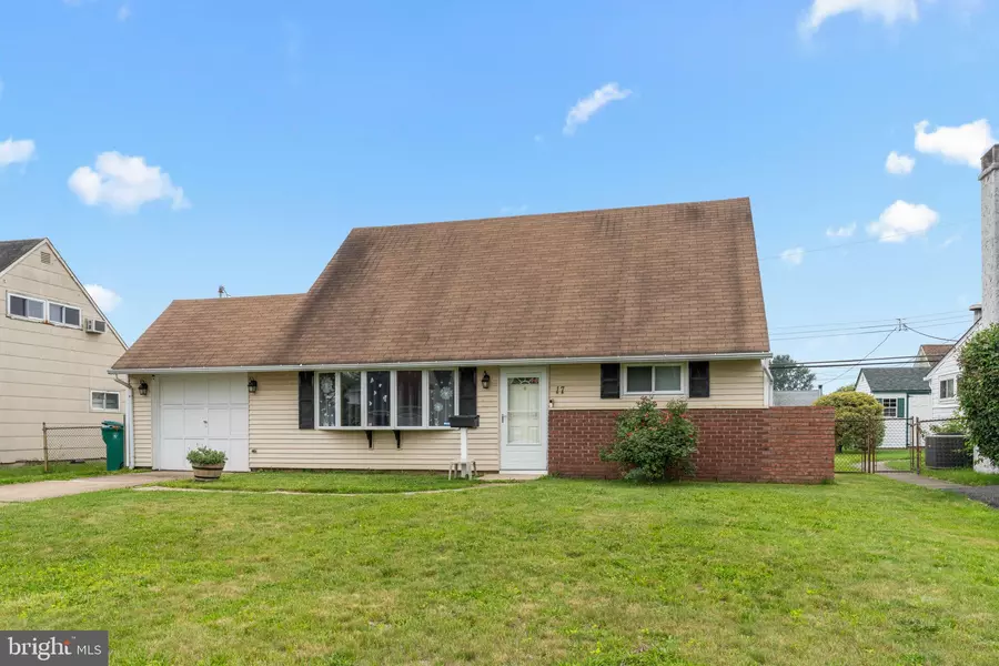 17 MIDDLE RD, Levittown, PA 19056