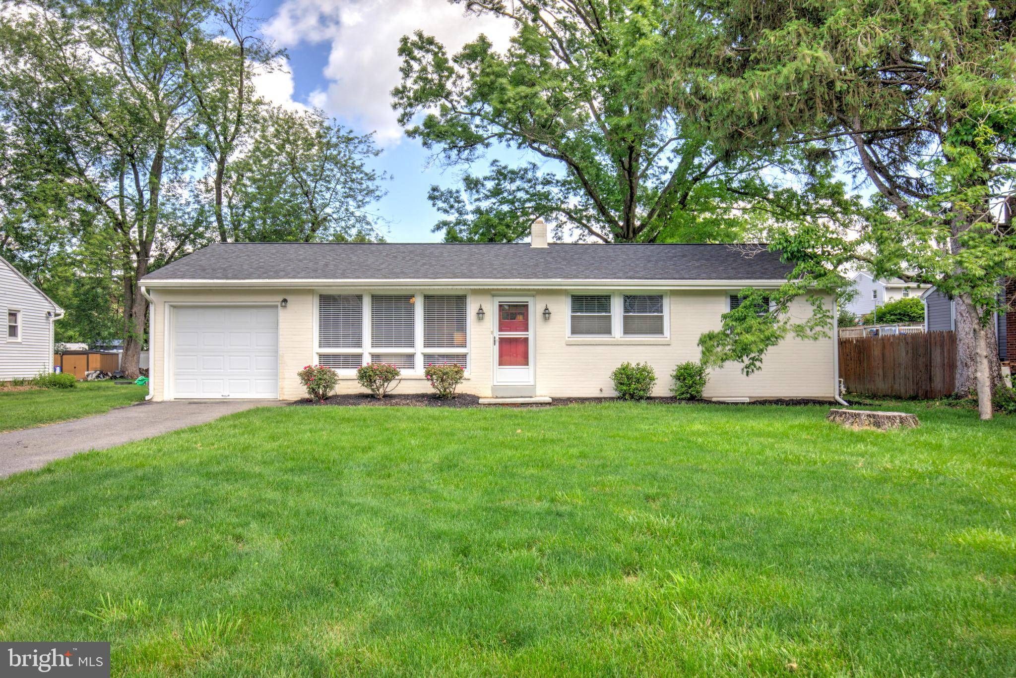 1527 EDEN RD,  Lancaster,  PA 17601