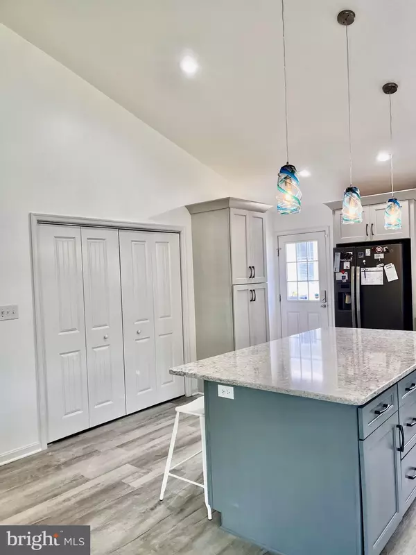 Colonial Beach, VA 22443,527 MONROE BAY AVE