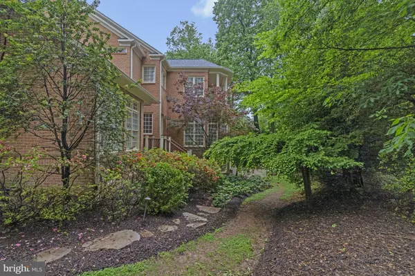 Mclean, VA 22102,7811 CROWNHURST CT