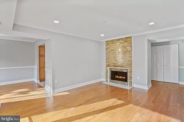 Reston, VA 20191,2216 SPRINGWOOD DR #202