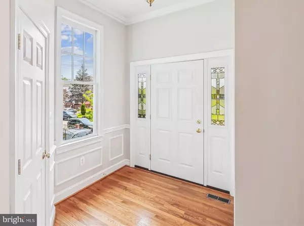 Arlington, VA 22207,2227 N ALBEMARLE ST