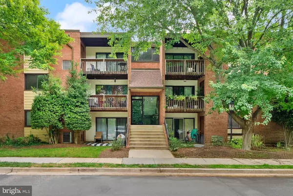 10720 W WEST DR #101, Fairfax, VA 22030
