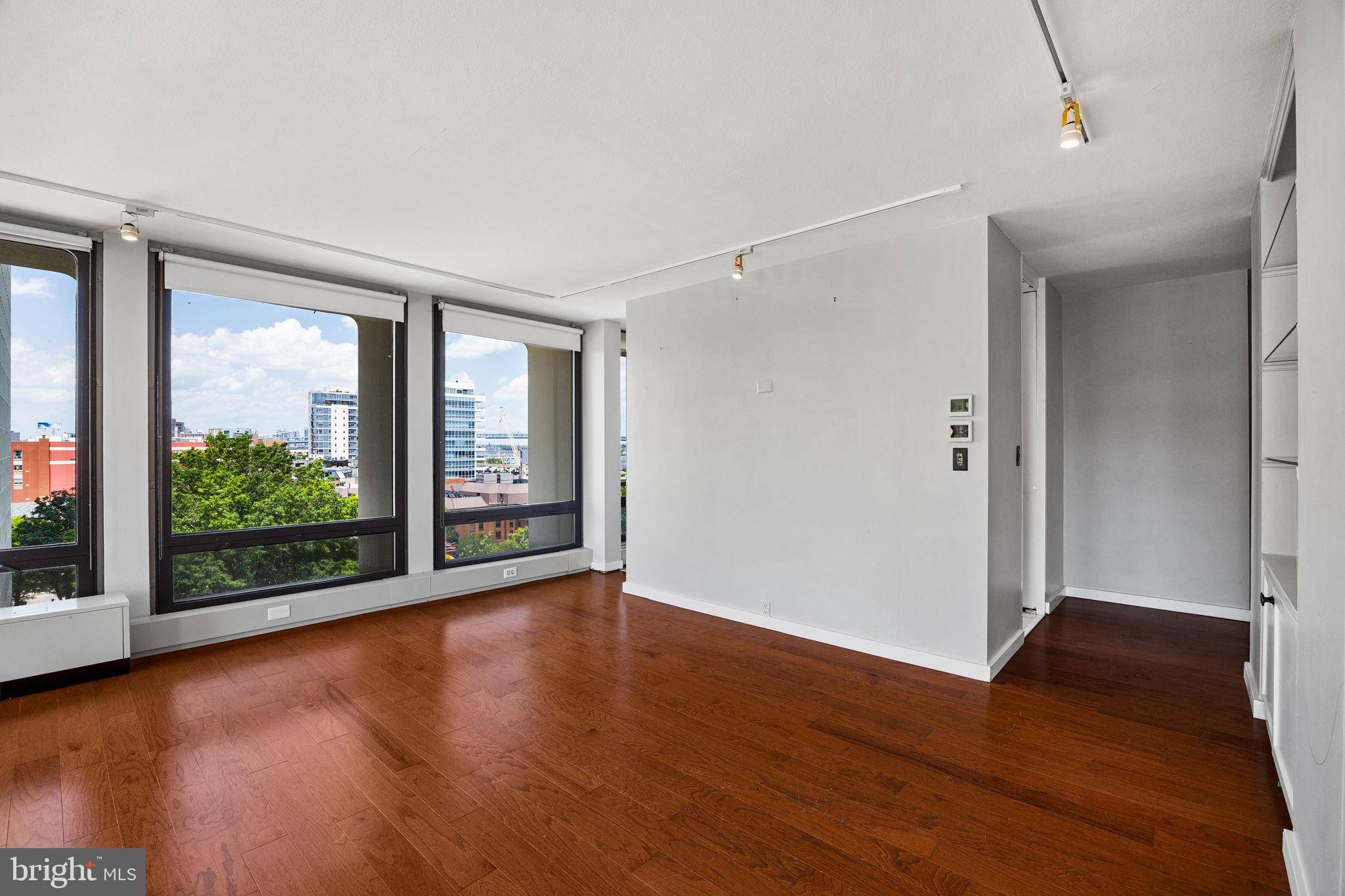 Philadelphia, PA 19106,220 LOCUST ST #7AS