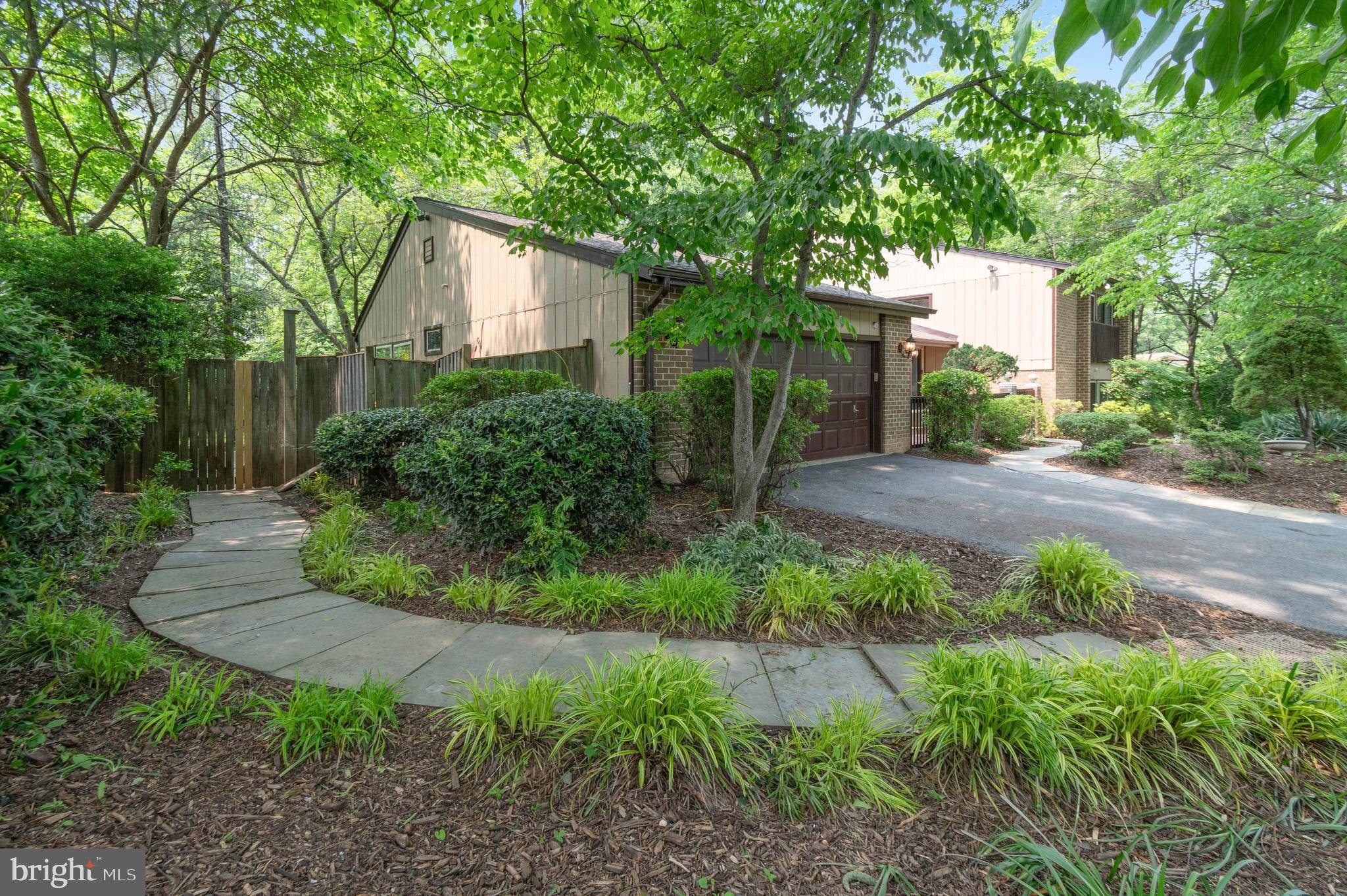 Oakton, VA 22124,10862 MEADOWLAND DR