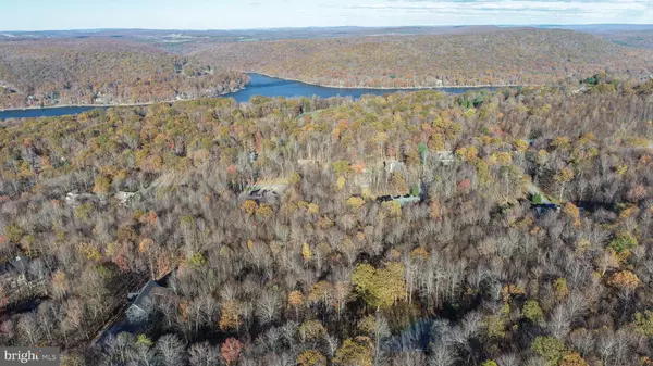 Oakland, MD 21550,132 &132A TARN DR