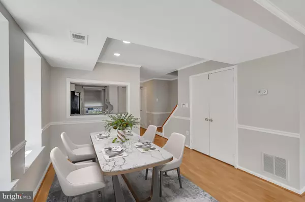 Falls Church, VA 22041,3331 LAKESIDE VIEW DR #6-8