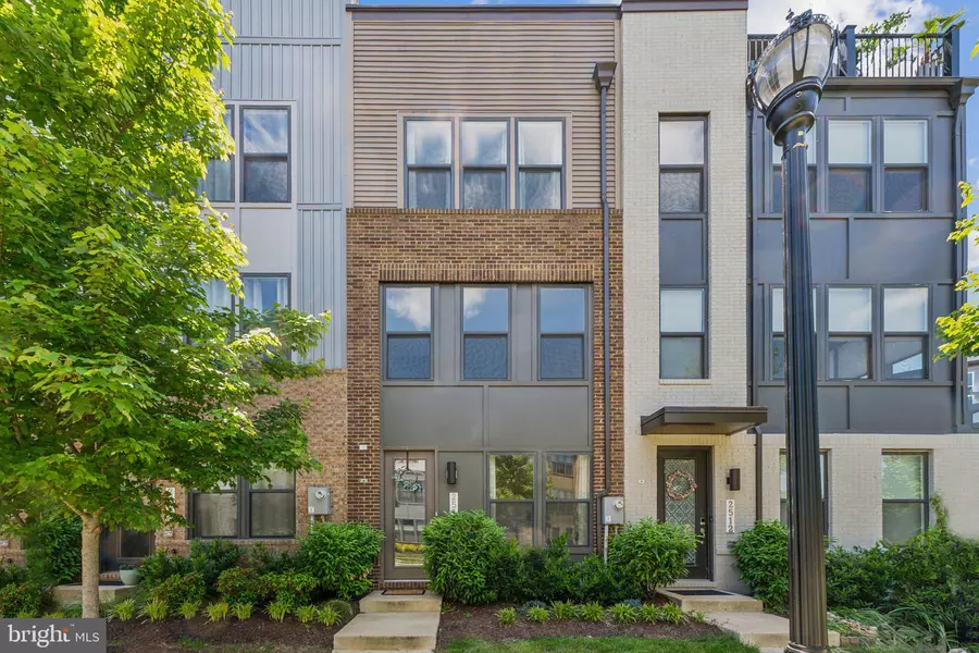 2510 CRIMSON FOX DR, Hyattsville, MD 20782