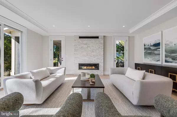 Arlington, VA 22207,4102 18TH RD N