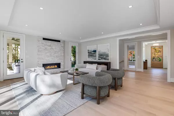 Arlington, VA 22207,4102 18TH RD N