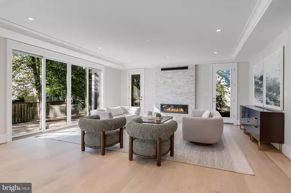 Arlington, VA 22207,4102 18TH RD N