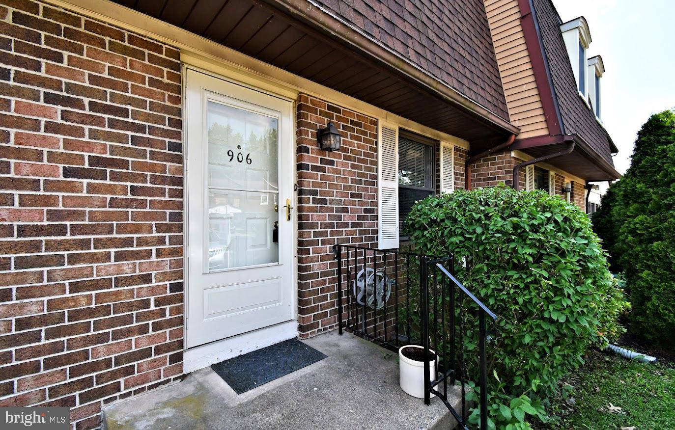 Warminster, PA 18974,906 CLOVER PL