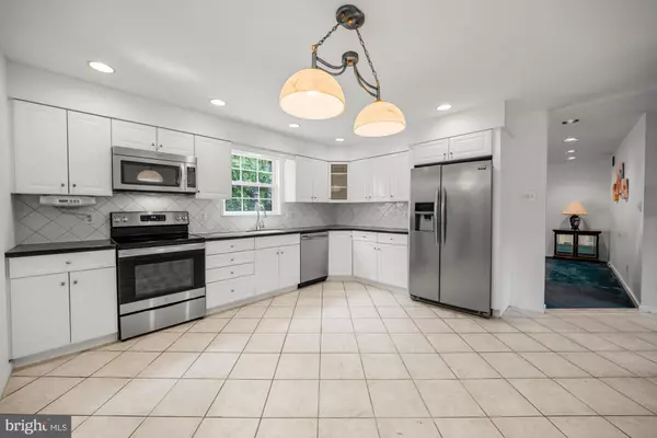 Cinnaminson, NJ 08077,1 CARRIAGE WAY