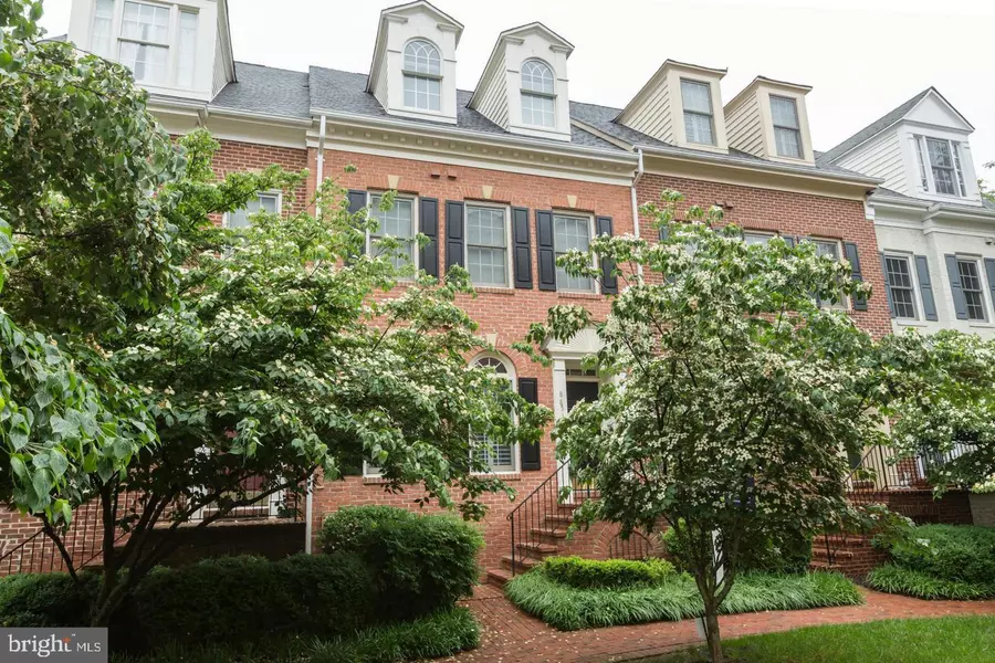 8857 ASHGROVE HOUSE LN, Vienna, VA 22182