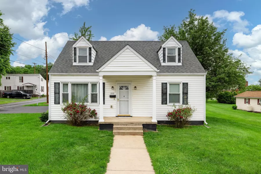220 MECHANIC ST, Luray, VA 22835
