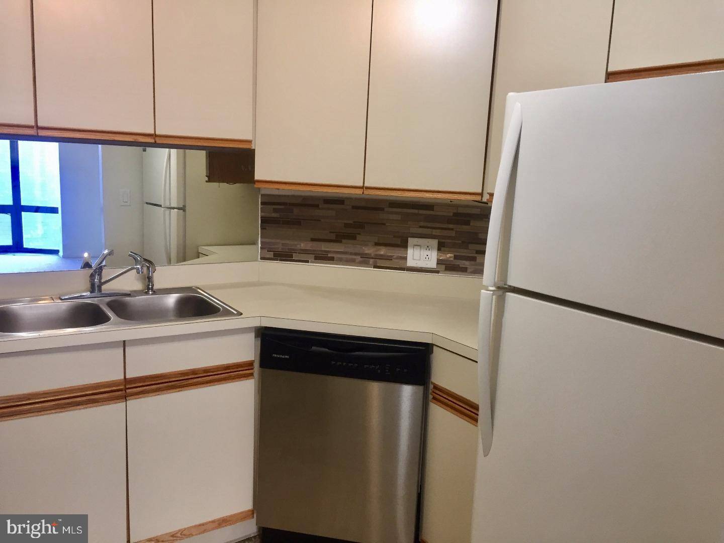 Philadelphia, PA 19103,2020 WALNUT ST #8J