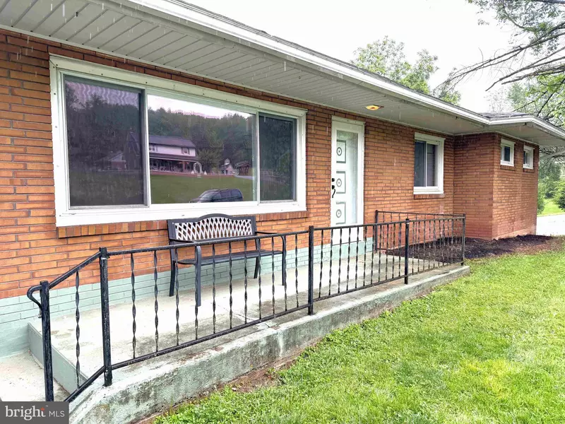152 E CHURCH ST, Stevens, PA 17578