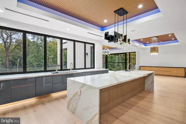 Mclean, VA 22101,1205 CREST LN