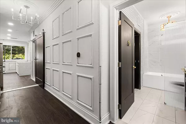 625 SLATERS LN #G4, Alexandria, VA 22314