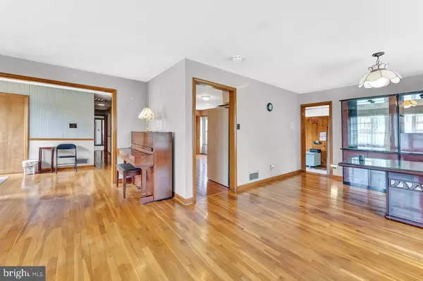 Avenel, NJ 07001,77 MANHATTAN AVE