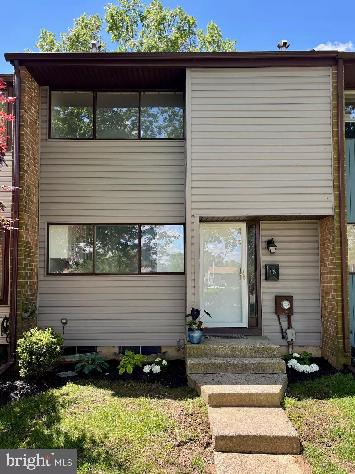 East Windsor, NJ 08520,16 TWIN RIVERS DR N