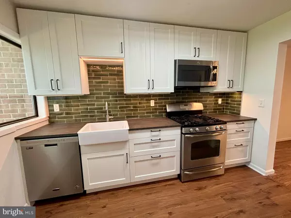 East Windsor, NJ 08520,16 TWIN RIVERS DR N