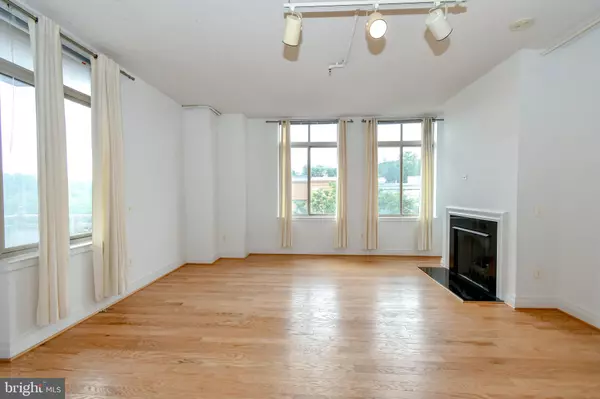 Fairfax, VA 22033,4490 MARKET COMMONS DR #302