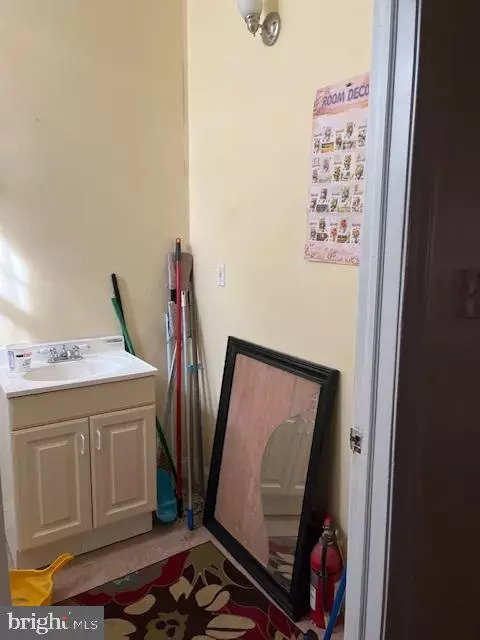 Philadelphia, PA 19141,4942 N BROAD ST #1ST FLR